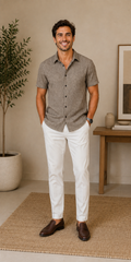 Camisa hombre manga corta gris con estampado sutil y botones oscuros